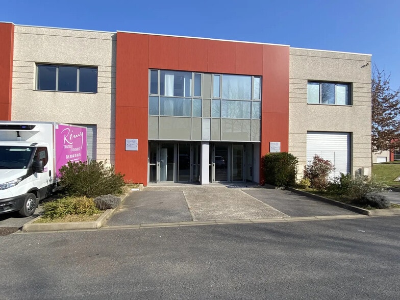 Local d’activités dans BUSSY-SAINT-GEORGES à louer - Photo de l’immeuble – Image 3 sur 3