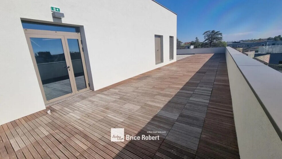 Bureau dans Décines-Charpieu à louer - Photo de l’immeuble – Image 3 sur 10