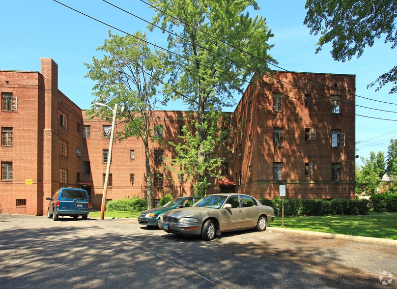 2360 Noble Rd, Cleveland Heights, OH à vendre - Photo de l’immeuble – Image 3 sur 28