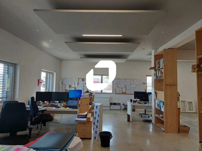 Local d’activités dans Coignières à louer - Photo intérieure – Image 1 sur 11