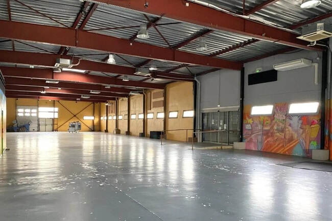 Plus de détails pour Local d'activités à louer