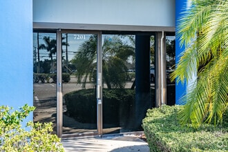 7201-7243 Bryan Dairy Rd, Largo, FL à louer Photo de l’immeuble– Image 1 sur 6