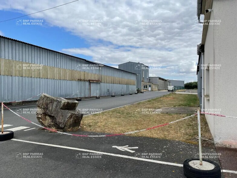 Local d'activités dans Vallet à vendre - Photo de l’immeuble – Image 3 sur 14