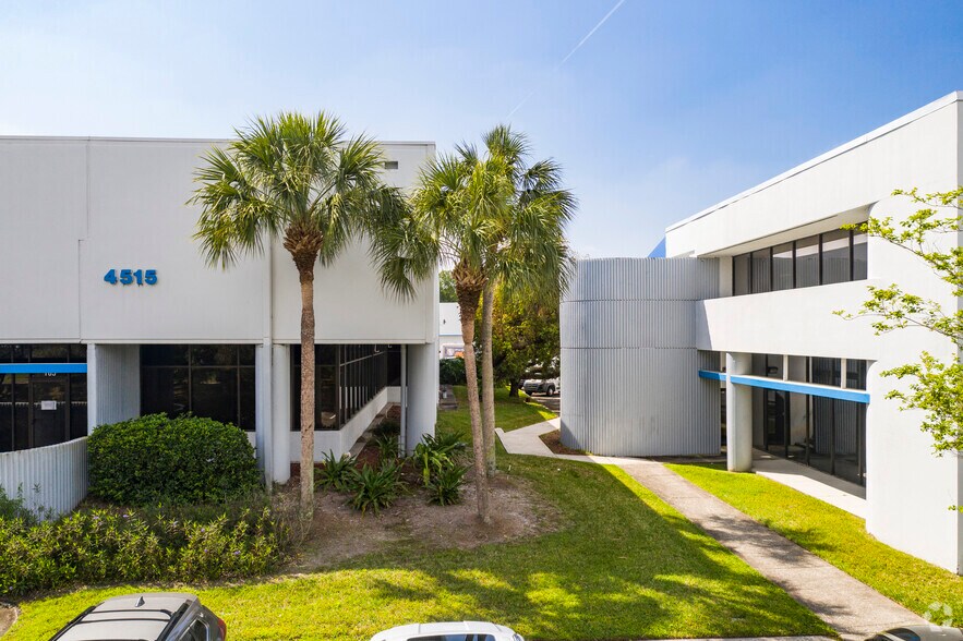8402 Laurel Fair Cir, Tampa, FL à louer - Photo de l’immeuble – Image 2 sur 7
