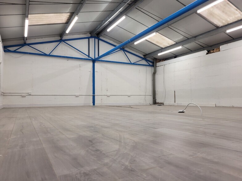 315 Drakemire Dr, Glasgow à louer - Photo de l’immeuble – Image 2 sur 7