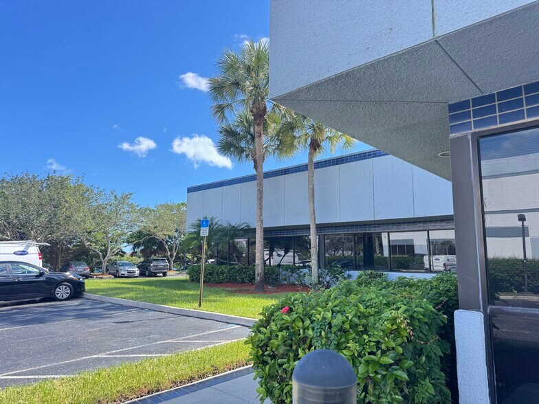 5440 NW 33rd Ave, Fort Lauderdale, FL à louer - Photo de l’immeuble – Image 3 sur 9