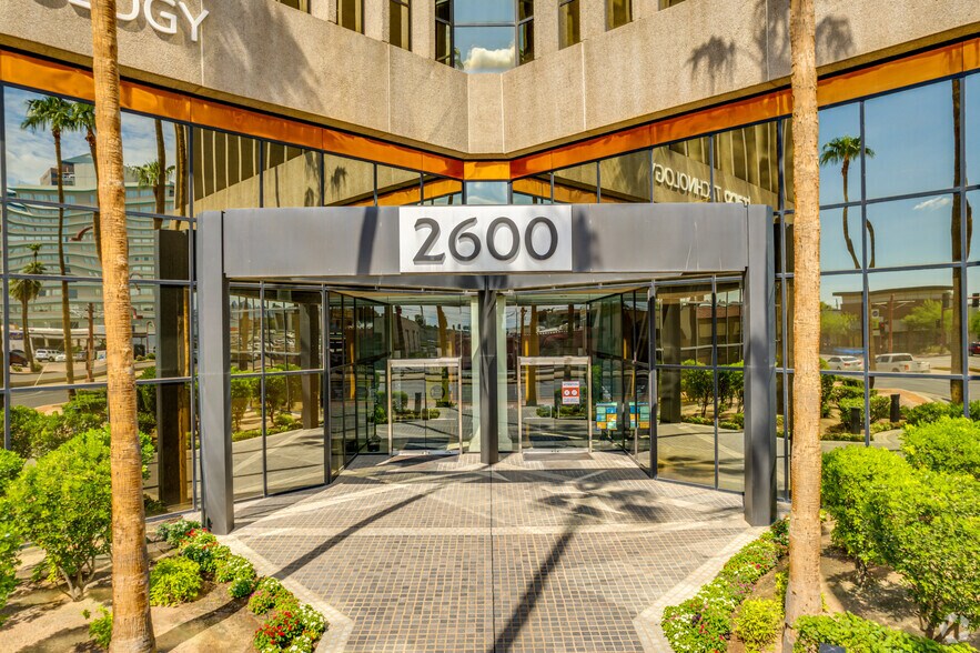 2600 N Central Ave, Phoenix, AZ à louer - Photo de l’immeuble – Image 3 sur 13