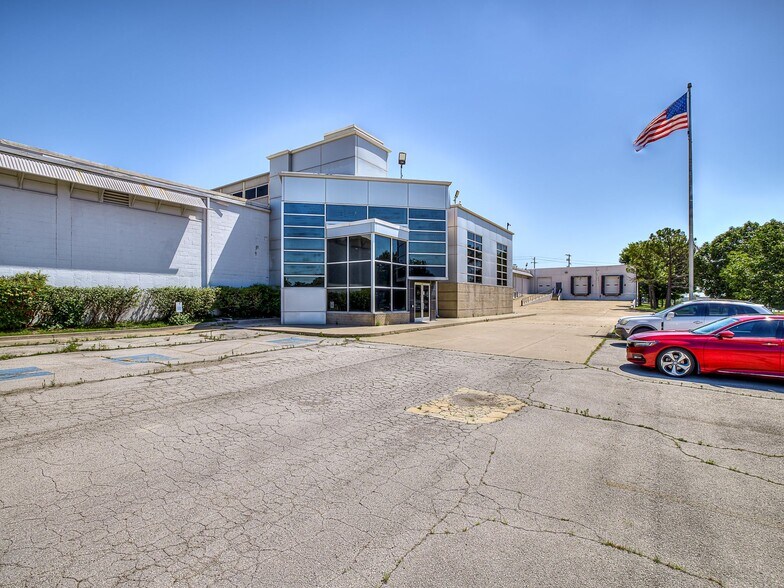 6201 E 43rd St, Tulsa, OK à vendre - Photo de l’immeuble – Image 2 sur 19
