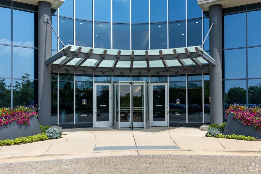 700 Commerce Dr, Oak Brook, IL à louer - Photo de l’immeuble – Image 3 sur 11