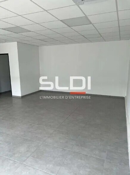Local d’activités dans Décines-Charpieu à louer - Photo de l’immeuble – Image 3 sur 8