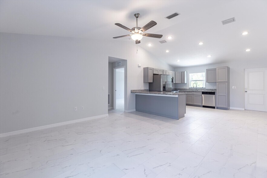 2009 Rosa Ct, Lehigh Acres, FL à vendre - Photo de l’immeuble – Image 3 sur 46