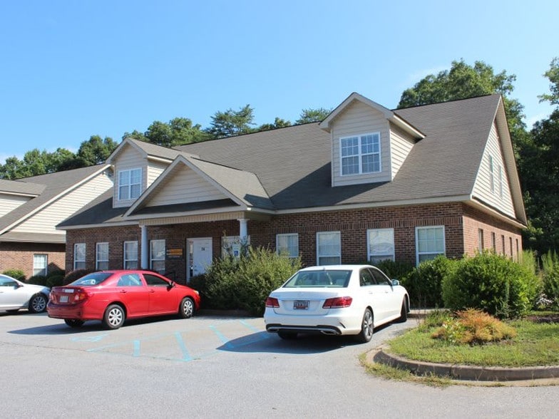 48 Saint Mark Rd, Taylors, SC à vendre - Photo principale – Image 1 sur 12
