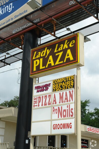 Local d’activités dans Lady Lake, FL à louer - Photo de l’immeuble – Image 3 sur 5