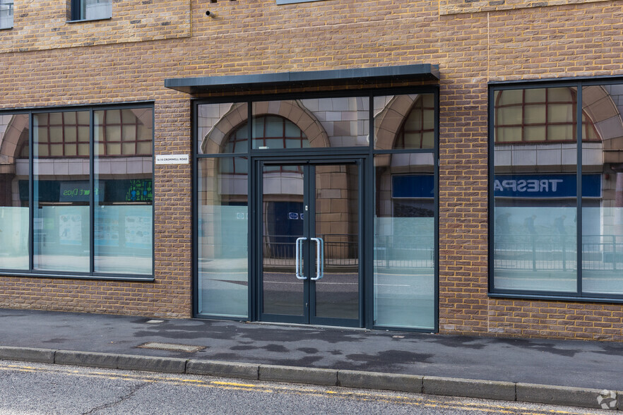 16-22 Cromwell Rd, Redhill à louer - Photo de l’immeuble – Image 3 sur 4
