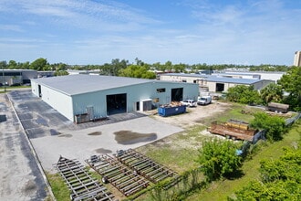 2130 Andrea Ln, Fort Myers, FL à louer Photo de l’immeuble– Image 1 sur 16