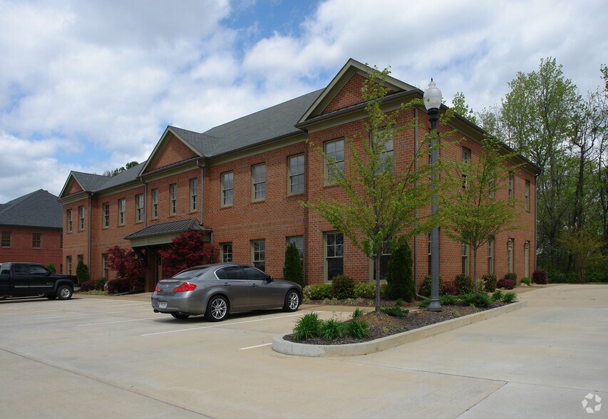 925 Sharit Ave, Gardendale, AL à louer - Photo de l’immeuble – Image 3 sur 8