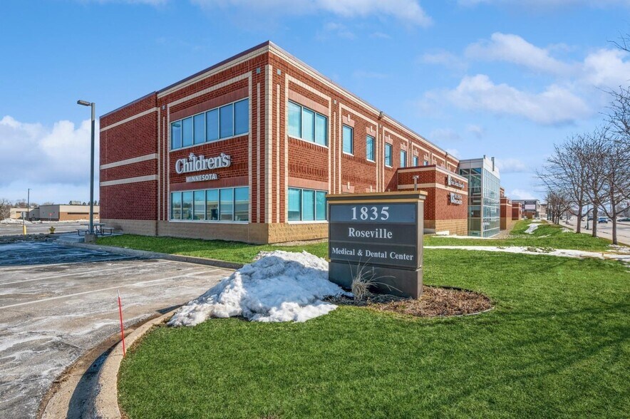 1835 W County Road C, Roseville, MN à louer - Photo de l’immeuble – Image 2 sur 5
