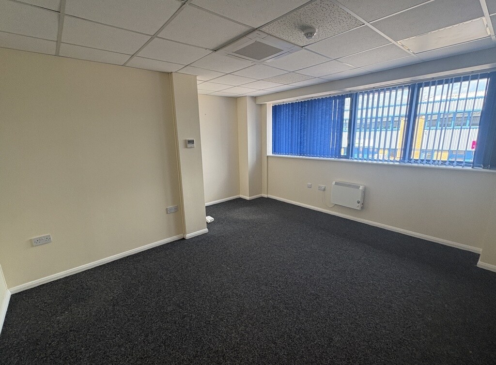 25 Ensign Way, Southampton, HAM SO31 4RA - Lot 20 - - Photo intérieure - Image 2 of 5