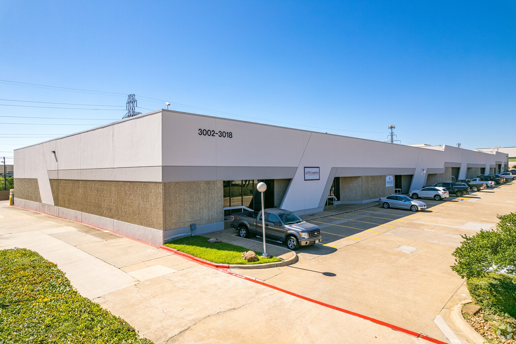 3002-3018 S Skyway Cir S, Irving, TX à louer Photo principale– Image 1 sur 9