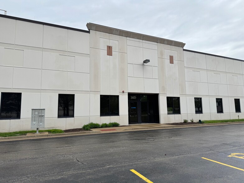 1605 Rock Creek Blvd, Joliet, IL à louer - Photo de l’immeuble – Image 1 sur 14