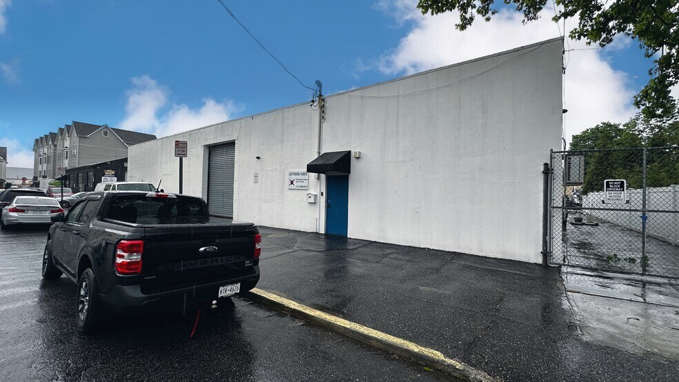 530 Ray St, Freeport, NY à louer - Photo de l’immeuble – Image 2 sur 16