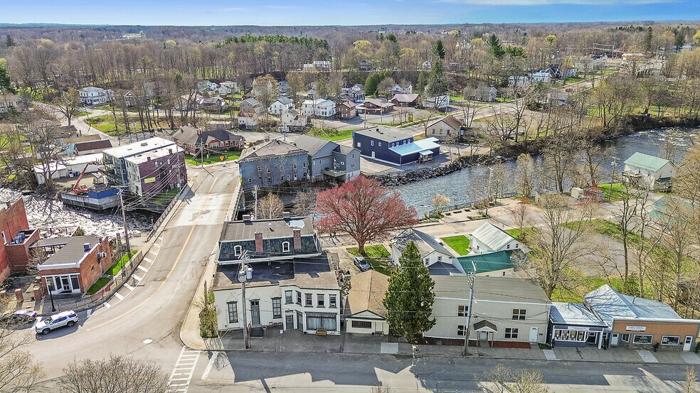 1880 House Bed & Breakfast, Pulaski, NY à vendre - Aérien – Image 1 sur 64