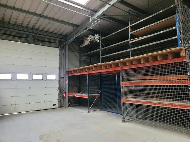 Plus de détails pour Local d'activités à louer