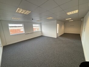 18-20 Bilton Way, Luton à louer Photo intérieure– Image 2 sur 3