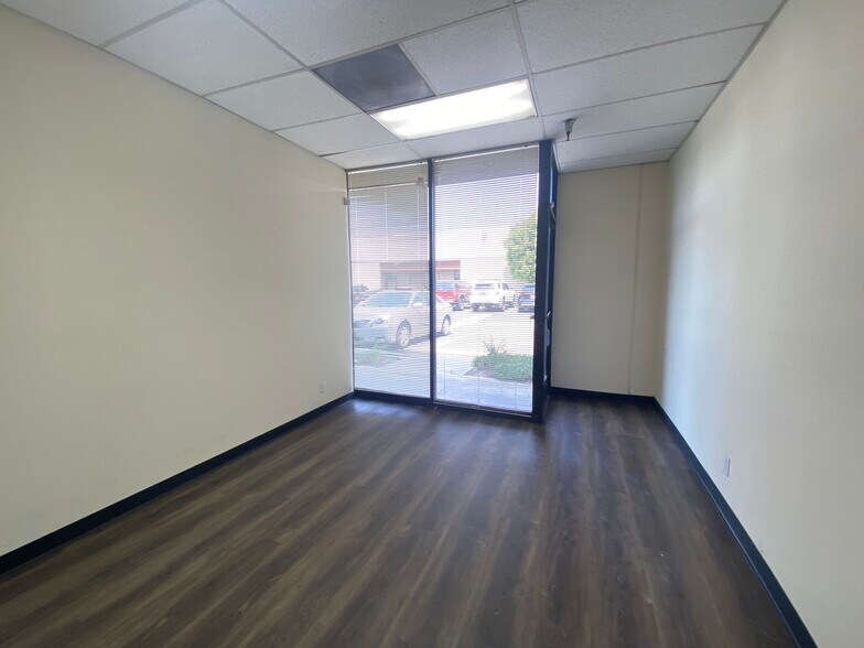 21828 Lassen St, Chatsworth, CA à louer - Photo intérieure – Image 3 sur 7