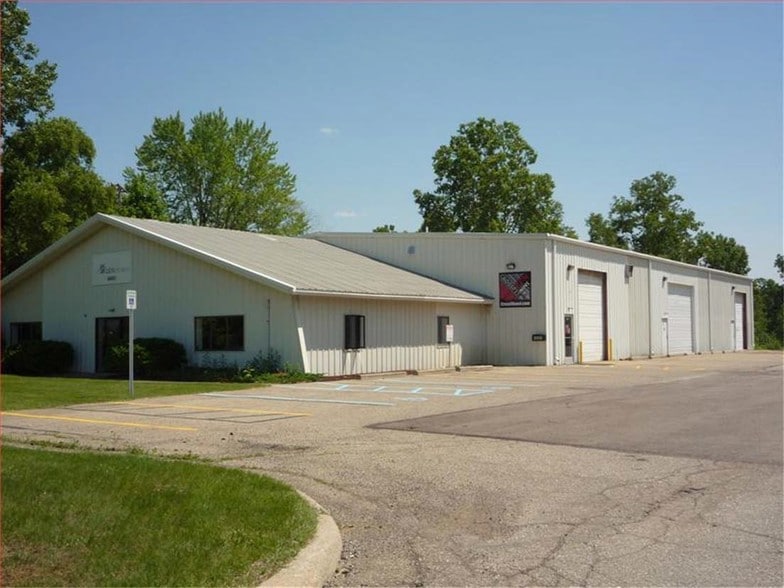 46001 Grand River Ave, Novi, MI à vendre - Photo de l’immeuble – Image 2 sur 7