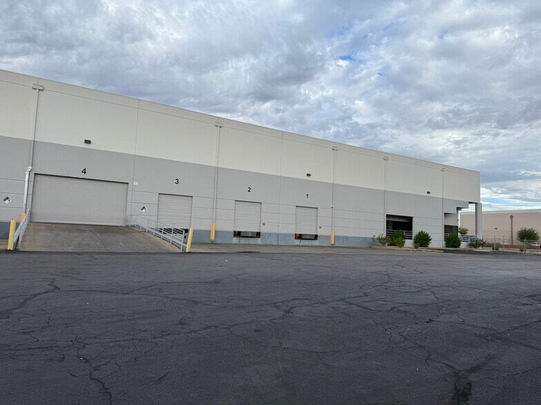 420 S 53rd Ave, Phoenix, AZ à louer - Photo de l’immeuble – Image 3 sur 8