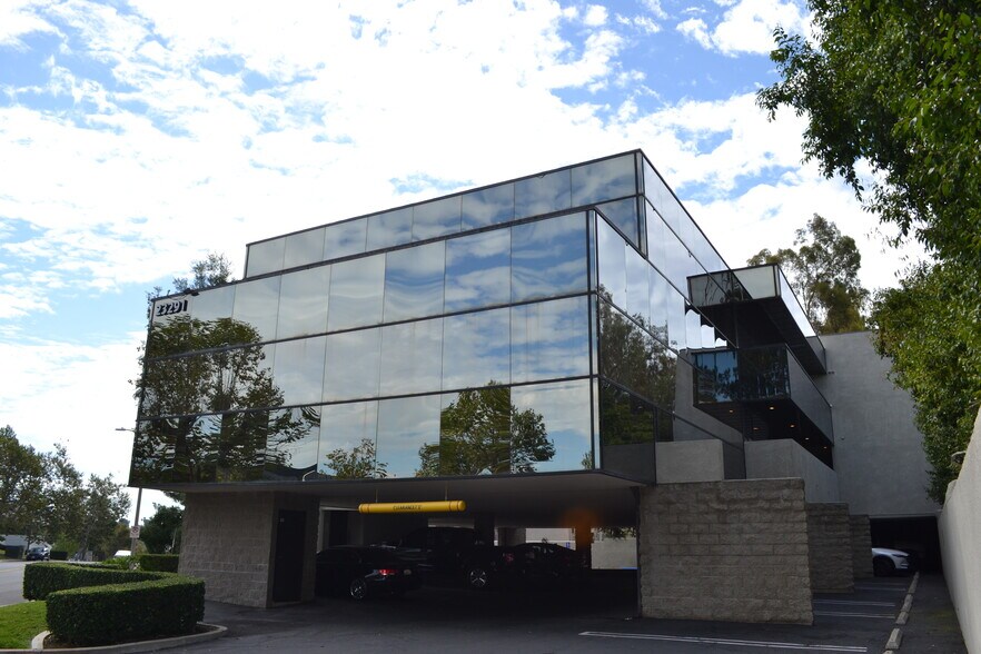 23291 Mill Creek Dr, Laguna Hills, CA à louer - Photo de l’immeuble – Image 3 sur 7