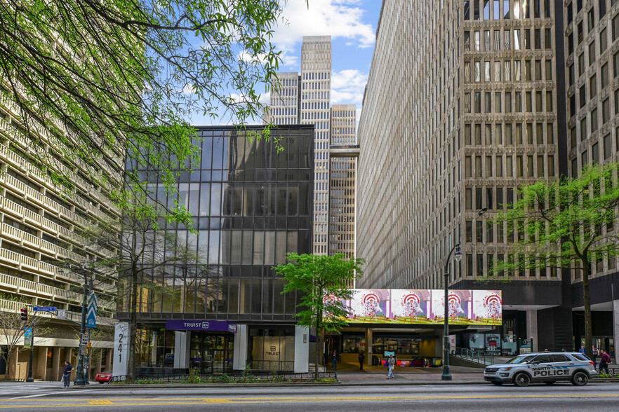 241 Peachtree St NE, Atlanta, GA à louer - Photo de l’immeuble – Image 1 sur 31