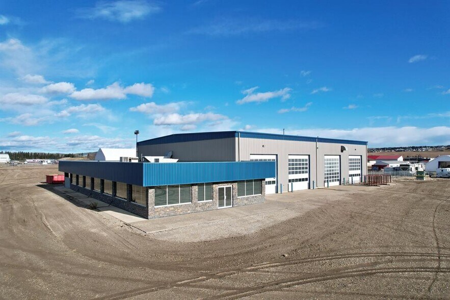 100-3 Street, Beaverlodge, AB à vendre - Photo principale – Image 1 sur 44