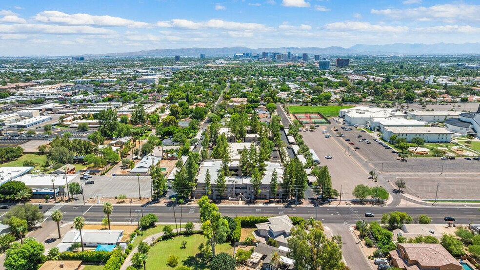 301 E Bethany Home Rd, Phoenix, AZ à louer - Photo de l’immeuble – Image 2 sur 15