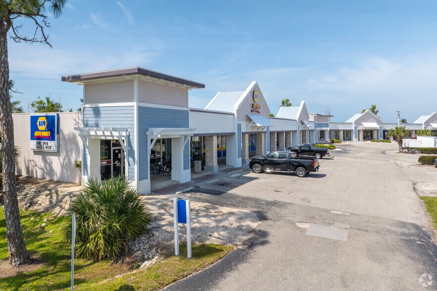 17274 San Carlos Blvd, Fort Myers, FL à louer - Photo de l’immeuble – Image 2 sur 9
