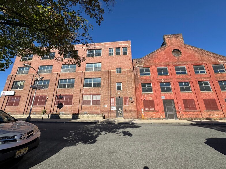 391 Lakeside Ave, Orange, NJ à louer - Photo de l’immeuble – Image 1 sur 1