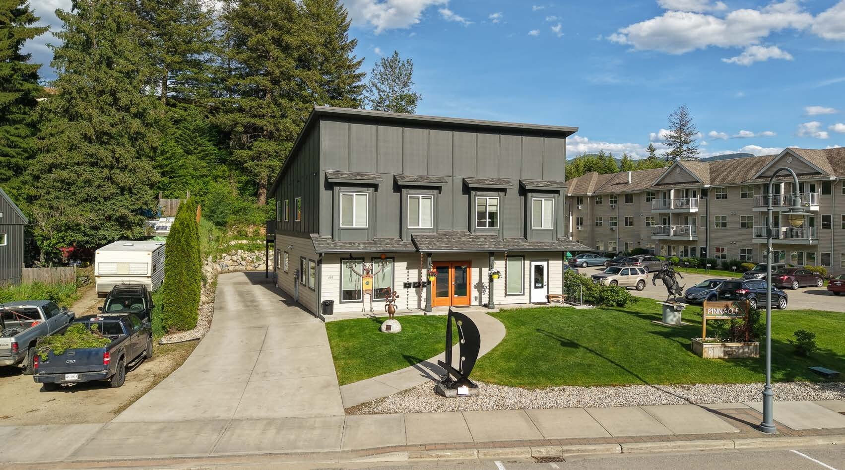 495 Columbia Av, Castlegar, BC à vendre Photo principale– Image 1 sur 3