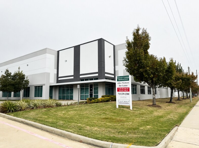 10803 Vinecrest Dr, Houston, TX à louer - Photo de l’immeuble – Image 1 sur 13