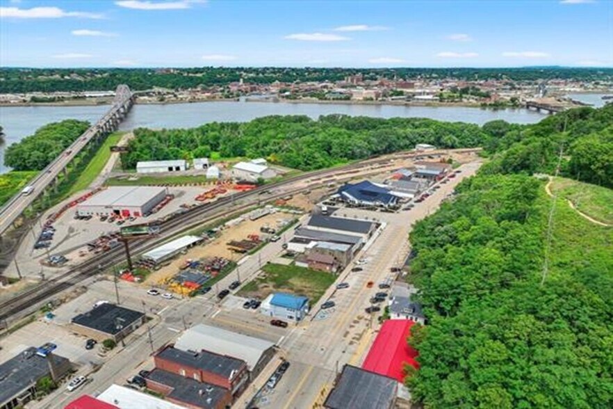 166 Sinsinawa Avenue Ave, East Dubuque, IL à louer - Photo de l’immeuble – Image 2 sur 16