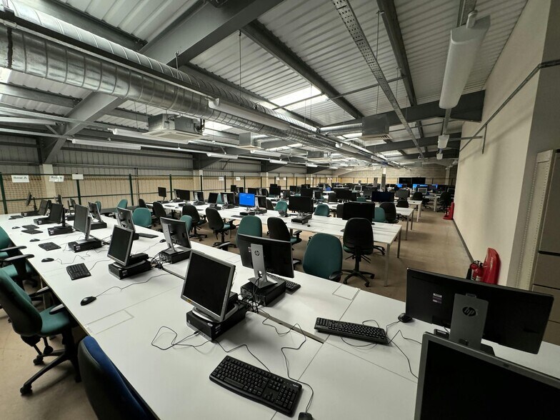 North Portway Close, Northampton à louer - Photo de l’immeuble – Image 2 sur 4