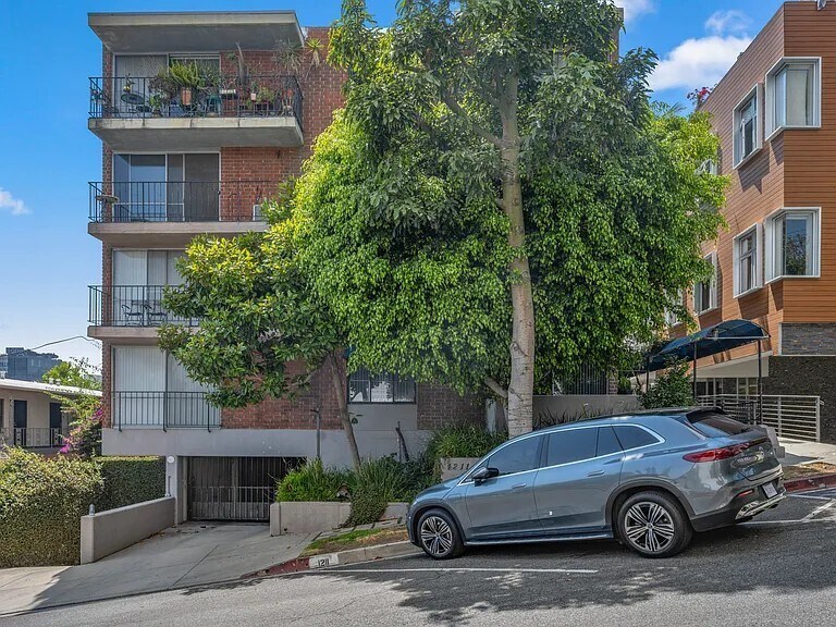 1211 Horn Ave, West Hollywood, CA à vendre - Photo de l’immeuble – Image 2 sur 3