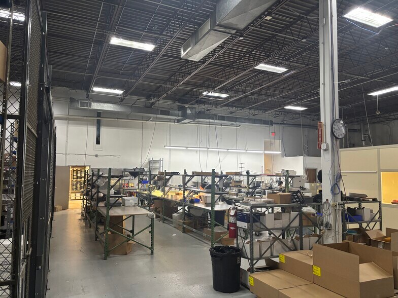 41 Western Industrial Dr, Cranston, RI à vendre - Photo de l’immeuble – Image 3 sur 11