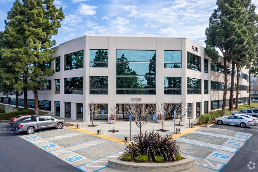 39300 Civic Center Dr, Fremont, CA à louer - Photo de l’immeuble – Image 1 sur 9