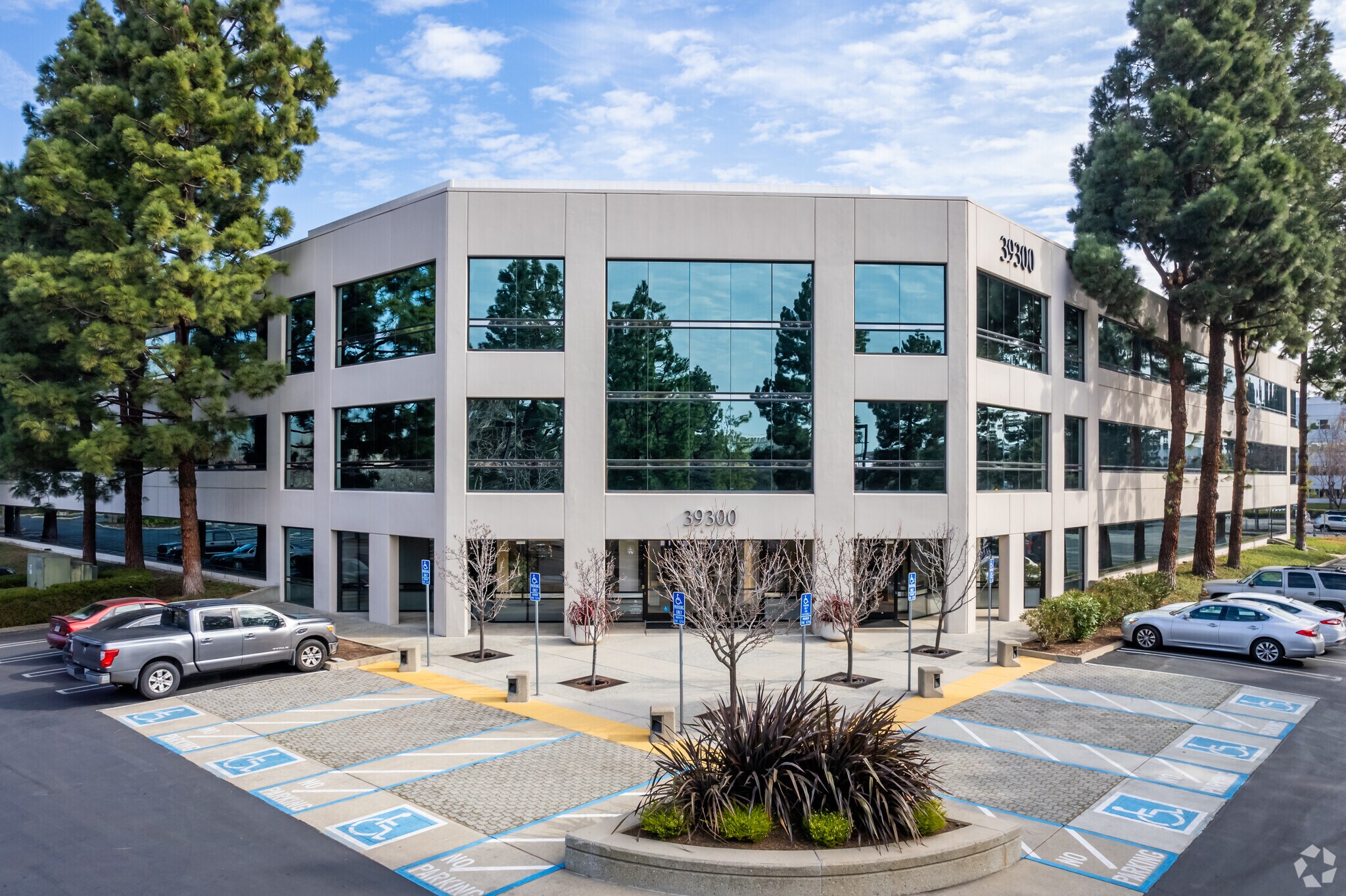39300 Civic Center Dr, Fremont, CA à louer Photo de l’immeuble– Image 1 sur 10