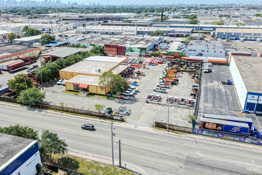 3570 NW 62nd St, Miami, FL à louer - Photo de l’immeuble – Image 2 sur 4