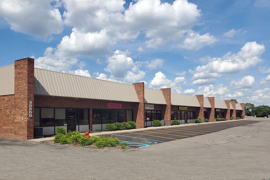 40440 Grand River Ave, Novi, MI à louer - Photo de l’immeuble – Image 2 sur 2