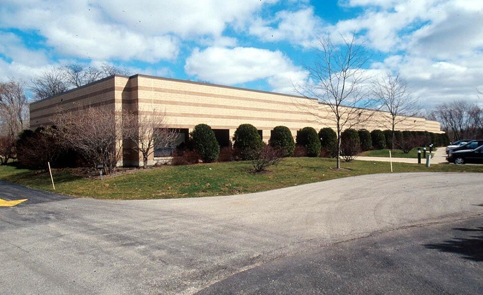 25775-25787 Hillview Ct, Mundelein, IL à louer - Photo principale – Image 1 sur 8