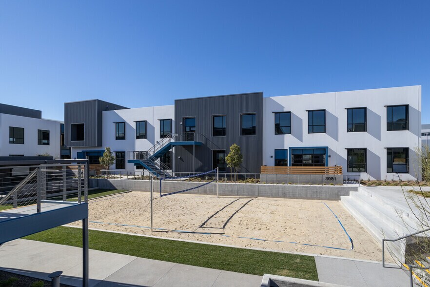 3031-3035 N Hollywood Way, Burbank, CA à vendre - Photo de l’immeuble – Image 2 sur 4