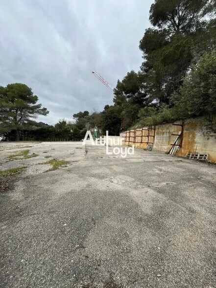 Local d’activités dans La Roquette-sur-Siagne à louer - Photo de l’immeuble – Image 2 sur 4
